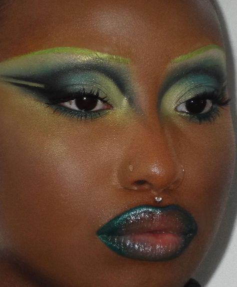 Lip Ideas, Green Eyeshadow Look, Material Gworl, Angel Makeup, Green Lipstick, Performance Makeup, Makeup 101, Pride Makeup, Magical Makeup