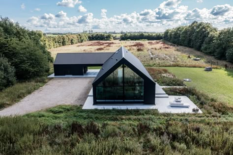 3 Bedroom Modern House, Scandinavian Modern House, Modern Barn Style, Home Designs Exterior, Gable House, Black Houses, Modern Shed, Contemporary Barn, Long House