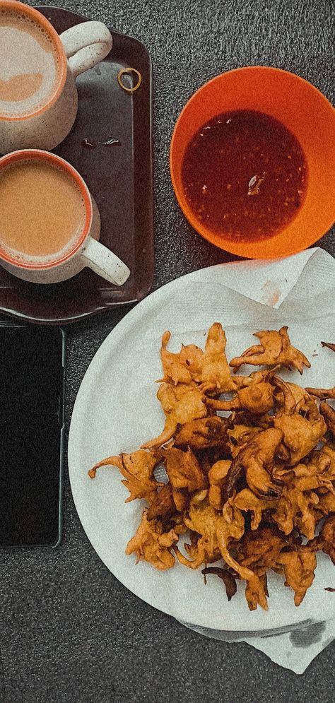 Pakode With Tea, Beautiful Tea, Indian Snacks, Indian Aesthetic, Chai Tea, Food Photo, Snacks, Tea, Photography