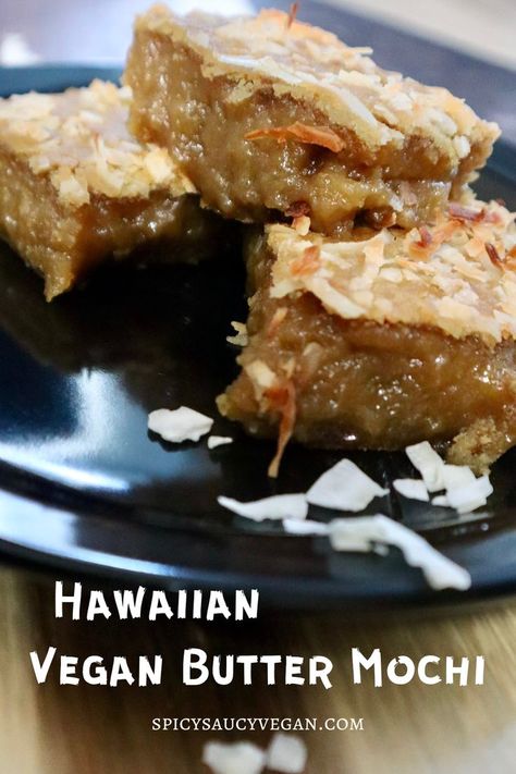 This is an image of three Hawaiian vegan butter mochi bars with coconut on a black plate. Vegan Hawaiian Butter Mochi, Vegan Hawaiian Recipes, Vegan Butter Mochi, Vegan Japanese Dessert, Vegan Hawaiian Food, Sweet Rice Recipes, Vegan Mochi, Hawaiian Butter Mochi, Hawaiian Desserts