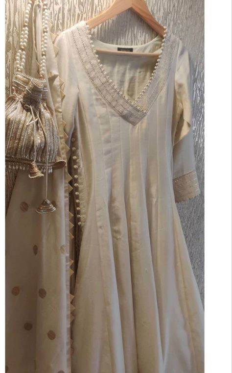 Offwhite Kurta Women, Anarkali Neck Designs Neckline, Kali Dress, Neck Patterns For Kurtis, Simple Kurta Designs, Simple Kurti Designs, Neck Designs For Suits, Long Kurti Designs, Pakistani Fashion Party Wear