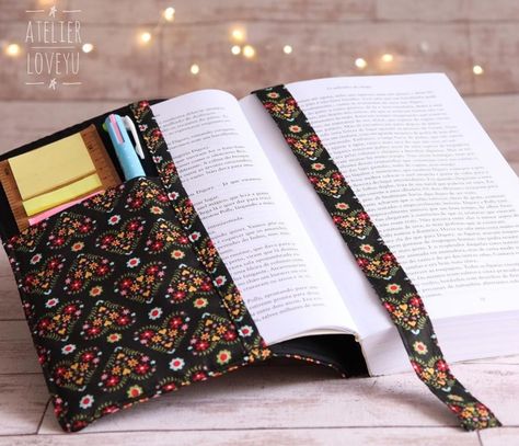 Fabric Book Covers Diy How To Make, Sewn Book Cover, Book Cover Pattern, Handmade Bookmarks Diy, Fabric Book Covers, Book Cover Diy, Sewing To Sell, Sewing Machine Projects, Sewing Easy Diy