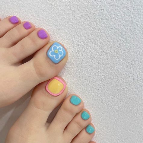 Easy Toe Nail Art, Foot Nail Art, Toe Nail Art Designs, Flower Toe Nails, Easy Toe Nail Designs, Nail Art Designs For Beginners, Feet Nail Design, Toenail Designs, Fruit Nail Art