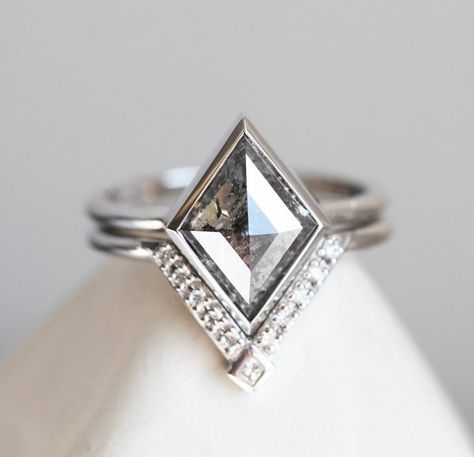 Modern Diamond Ring, Salt Pepper Diamond, V Shaped Ring, Danty Jewelry, Geometric Diamond Ring, Modern Diamond Rings, Jewelry Guide, Kite Diamond, Jewlery Necklace