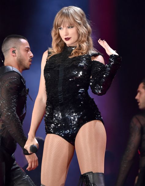 Taylor Swift Gave Supportive Boyfriend Joe Alwyn a Cute Shout-out on Tour Opening Night Concert Taylor Swift, Style Taylor Swift, Taylor Swift Fotos, Taylor Swift Reputation, Taylor Swift Tour Outfits, Swift Tour, Estilo Taylor Swift, Taylor Swift Posters, Swift Photo