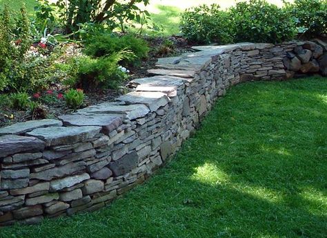 Natural Look Rock Retaining Walls By Sutherland Landscape In Chico, California Cerca Natural, Rock Retaining Wall, Stone Walls Garden, Rose Garden Design, Rock Walls, Stone Retaining Wall, Landscaping Retaining Walls, Dry Stone Wall, Walled Garden