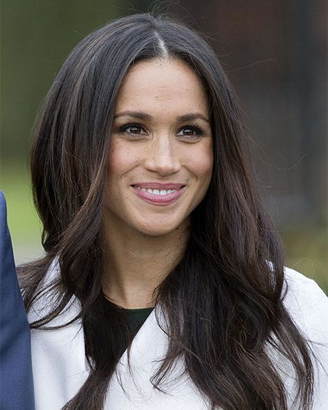 HRH The Duchess Of Sussex on Instagram: “Meghan Markle’s Hair (pt. one)  Being that Meghan is of mixed race, she naturally has very curly hair. But from looking at pictures, it is…” Meghan Markle Curly Hair, Very Curly Hair, Blo Blow Dry Bar, Hairstyles For Oval Faces, Oval Face Hairstyles, Halle Berry, Long Hairstyles, Oval Faces, Hair Care Tips