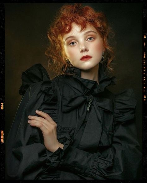 Dark Academia Fashion How To Pose For Pictures, Pose For Pictures, Reference Pose, Cute Ginger, Portrait References, Fine Art Portraiture, Dark Academia Fashion, Academia Fashion, Ginger Girls