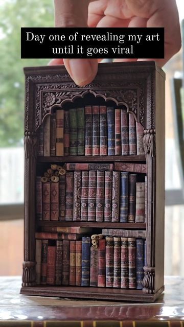 Book Diorama Ideas, Doll House Library, Library Miniature, Diy Dollhouse Books, Medieval Library, Dollhouse Furniture Tutorials, Miniature Library, Dollhouse Library, Witchy House