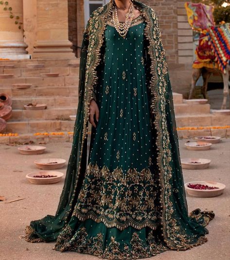 Gold Pakistani Dress, Green Pakistani Dress, Shaadi Ideas, Mehndi Bride Dress, Princess Era, Hijabi Bride, Walima Dresses, Mehndi Bride, Wedding Frocks