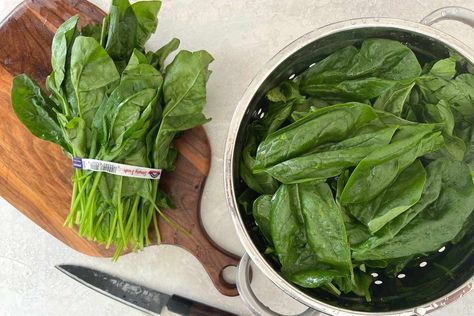 Experts weigh in on the best way to store spinach. Bernstein Diet Plan, How To Store Spinach, Best Spinach Recipes, Spinach Recipe, Animal Based, Spinach Smoothie, Spinach Recipes, Simply Recipes, Food Hacks