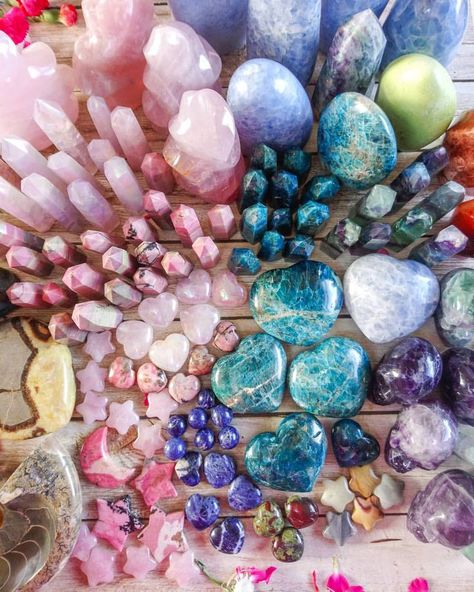 Serenity Room, Crystal Ideas, Crystal Store, Hot Rocks, Crystals Store, Spiritual Living, Crystal Aesthetic, Beautiful Crystals, Spiritual Crystals