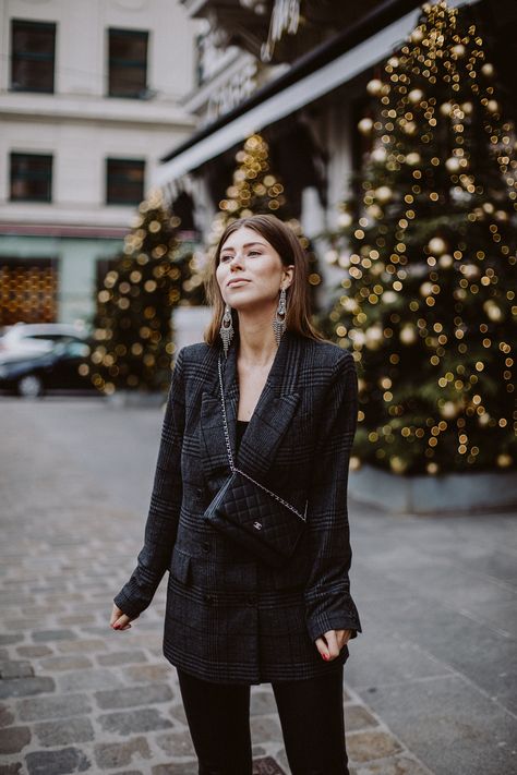 Chanel Woc Outfit Street Style, Chanel Woc Outfit, Chain Bag Outfit, Woc Outfit, 2023 Resolution, Dark Sweater, Chanel Woc, Idea Photo, Birthday Bag