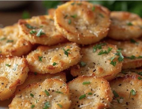 Looking for a quick and tasty snack? Try these Garlic Bread Ritz Bits - cheesy, garlicky, and absolutely delicious! 🧄🧀💚 Ingredients: 1 box Ritz Bits crackers (cheese-filled) 1/2 cup unsalted butter, melted 2 teaspoons garlic powder 1 teaspoon dried parsley 1/2 teaspoon dried oregano 1/2 teaspoon dried basil 1/4 teaspoon salt 1/4 teaspoon black pepper 1/4 cup grated Parmesan cheese Directions: Preheat oven to 300°F (150°C). In a large bowl, combine the melted butter, garlic powder, dried pa... Ritz Bits, Dried Parsley, Dried Basil, Cheese Crackers, Parmesan Cheese, Grated Parmesan Cheese, Garlic Bread, How To Dry Oregano, Large Bowl