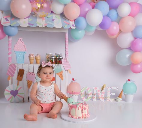 Hair Dark Blonde, Brown Hair Dark, Ice Cream Birthday Party Theme, Style Coachella, Candy Theme Birthday Party, Cake Smash Theme, Baby Birthday Photoshoot, 1st Birthday Pictures, Jenner Makeup