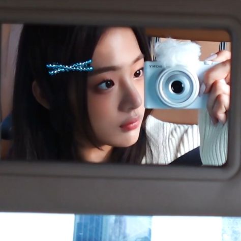 newjeans nwjns kim minji 4th gen leaders pretty update Minji Newjeans Side Profile, Y2k Blue Aesthetic, Newjeans Aesthetic, Minji Newjeans, Kim Minji, Kpop Profiles, Blue Y2k, New Jeans Style, Aesthetic Y2k