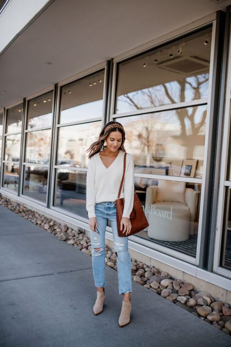 Cream And Jeans Outfits, Cream Sweater Outfit Fall, Ankle Boots Spring Outfit, Cream V Neck Sweater Outfit, Light Cropped Jeans Outfit, V Neck Sweater Outfit Women, Light Jeans Winter Outfit, Light Jeans Outfit Spring, Ankle Straight Jeans Outfit