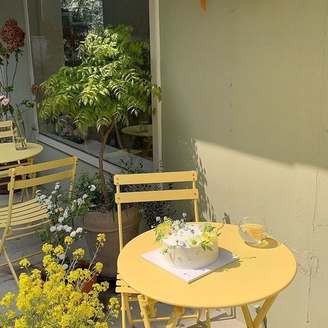 Yellow Aesthetic Pastel, Yellow Theme, 카페 인테리어 디자인, Yellow Tones, Yellow Aesthetic, Aesthetic Colors, Pastel Yellow, Aesthetic Images, Mellow Yellow