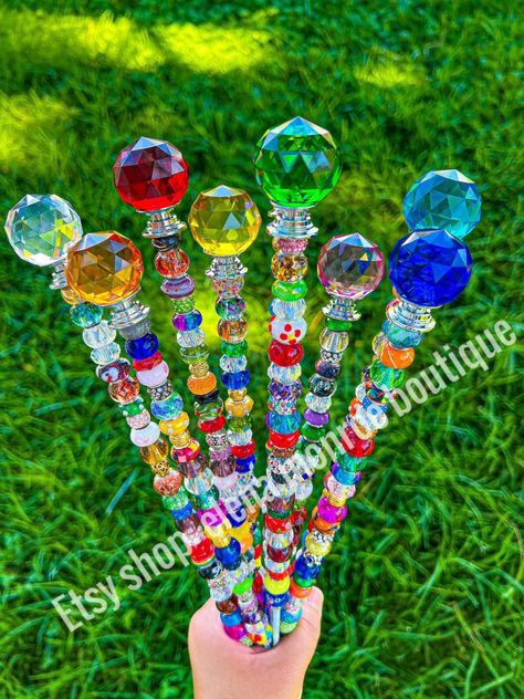 Diy Garden Stakes How To Make, Diy Garden Fairy, Garden Fairy Wands, Rainbow Catcher, Glass Bead Crafts, Fairy Garden Plants, Diy Wand, Crystal Garden, Garden Crafts Diy