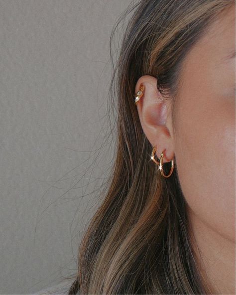 Pearsing Ear, Gold Hoops Aesthetic, Gold Hoop Earrings Aesthetic, Double Lobe Piercing, Simple Gold Hoop Earrings, Minimalist Ear Piercings, Hoop Earrings Aesthetic, Piercings Ear, Double Ear Piercings