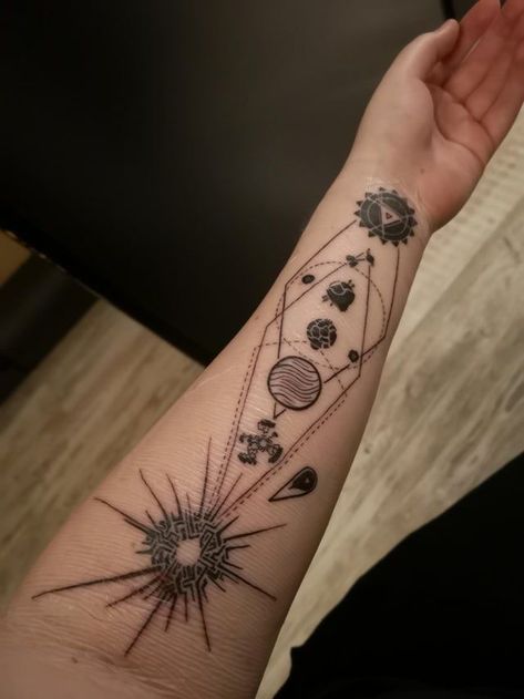 Outer Wilds Tattoo, Mystical Tattoos, Wild Tattoo, Different Art Styles, Time Tattoos, Little Tattoos, Dreamcatcher Tattoo, Beautiful Tattoos, Fashion Books