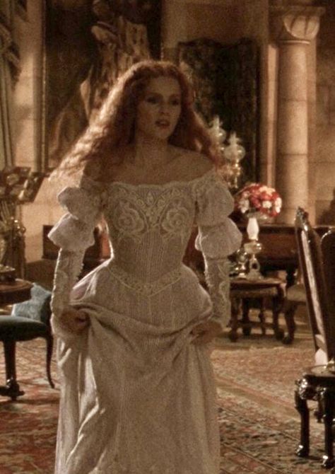 Bram Stoker's Dracula Costume, Lucy Bram Stoker Dracula, Draculas Brides, Bram Stoker's Dracula Lucy, Lucy Dracula, Dracula Bram Stoker, Dracula Movie, Day Gown, Looks Rihanna