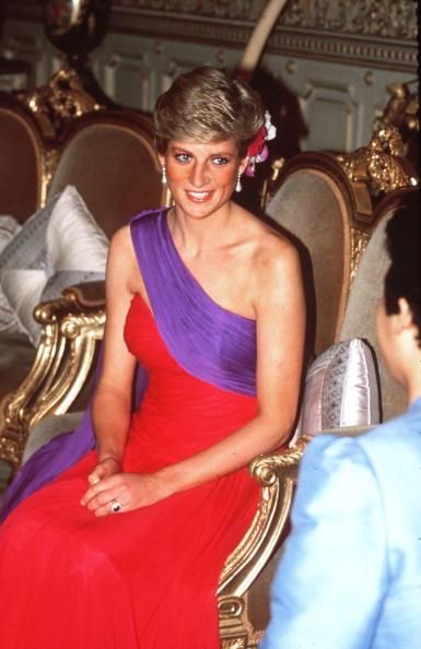 Princess Diana's Dresses To Be Unveiled Purple Chiffon Dress, Princess Diana Dresses, Princess Diana Fashion, Evening Wear Dresses, Catherine Walker, Princess Diana Photos, Dress Display, Princes Diana, Diana Fashion