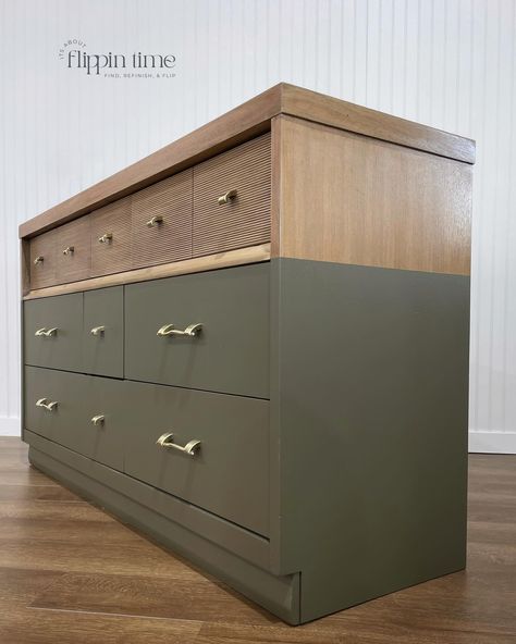 From dated to modern! This mid-century dresser got a complete makeover, blending natural wood tones with a bold, earthy green for a fresh, updated look. Love how the reeded drawer fronts and brass hardware add texture and sophistication! ✨ Restoration Bronze @melangepaints ✨ ✨ Van Dyke Brown Glaze @generalfinishes ✨ #melangepaints #ipainteditprettynovember2024 #furnitureflip #furnitureupcycle #paintedfurniture #itsaboutflippintime #furnituremakeover #grandforksfurnitureflippin #Furni... Mcm Dresser Makeover, Dresser Green, Midcentury Dresser, Dresser Flips, Stained Dresser, Mcm Dresser, Dresser Diy, Mid Century Dresser, Earthy Green