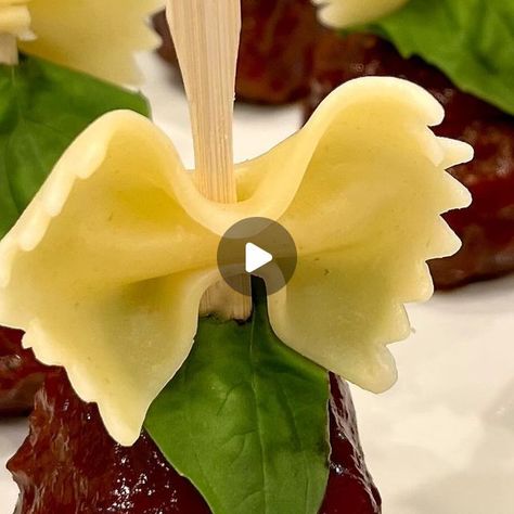 Meatball Pasta Recipes, Meatball Skewers, Summer Party Appetizers, Bow Tie Pasta Recipe, Healthy Food Art, Food Skewers, Cocktail Meatballs, Meatball Pasta, Appetizer Meatballs