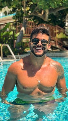 Swimming Pool Photography, Pool Pics, Male Portrait Poses, Pool Poses, Swimming Pool Photos, Pool Photography, Instagram Men, Muscle Boy, Pool Photos