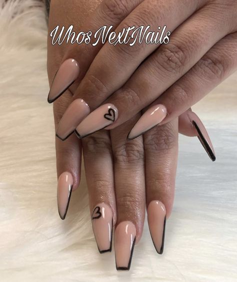 Heart Outline Nails, Black Nails With Heart Design, Black Heart Nail Designs, Black Nails With Heart, Black Outline Nails, Gold Heart Nails, Fancy Black Nails, Black Heart Nails, Simple Stiletto Nails