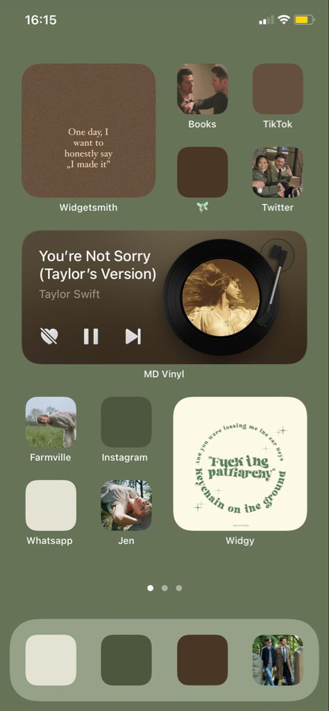 Taylor Green Aesthetic, Brown And Green Homescreen, Phone Inspiration Green, Iphone App Layout Green, Phone Layout Ideas Green, Green Layout Iphone, Decorate Phone Screen, Phone Screen Organization, Homescreen Decor Ideas