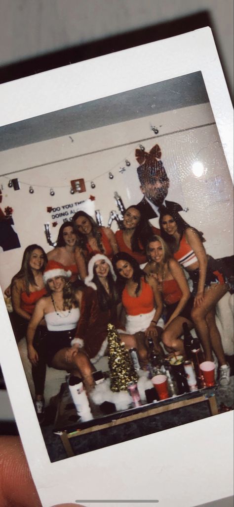 Christmas party pictures Friendmas Party Aesthetic, Friendsmas Party Aesthetic, Christmas Pictures To Recreate With Friends, White Elephant Aesthetic, Christmas Party Inspo Aesthetic, Xmas Party Aesthetic, Christmas Birthday Party Aesthetic, Christmas In College, Xmas Friends Party