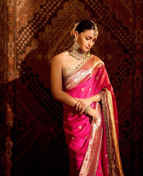 Alia Bhatt Saree, Celebrity Inspired Outfits, Indian Bride Outfits, Buddhism Quote, Saree Designs Party Wear, Simple Blouse, Elegant Saree, Indian Clothes, Stylish Sarees