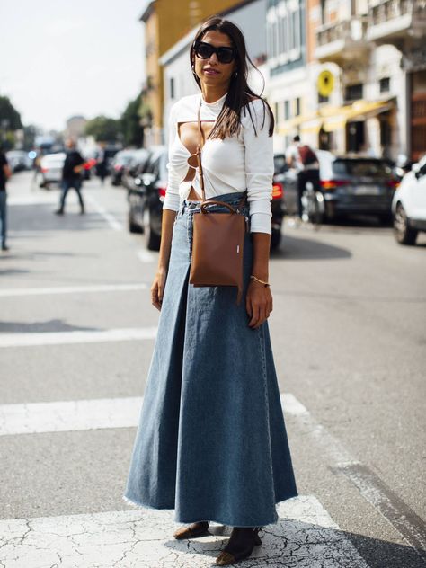 Por qué la falda vaquera larga es la prenda denim esencial de la temporada Long Skirt Denim, Street Style Milan, Skirt Denim, Sweater Collection, Fashion Inspiration Design, Best Street Style, Spring Street Style, Weekend Style, Street Style Chic