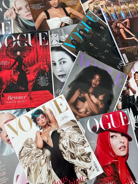 Stack Of Vogue Magazine, Boyfriend Instagram, Vogue Magazine Covers, Magazine Vogue, Cool Coats, Model Magazine, Vogue Magazine, Beautiful Bouquet, Buy Dress