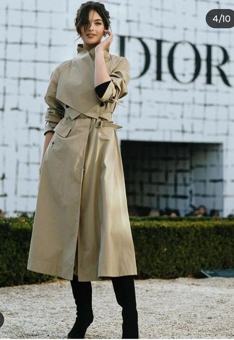 Deva Cassel, Work Attire Women, Fits Inspiration, Street Style Fall Winter, Womens Dress Coats, Dior And I, Trench Coat Outfit, Coat Trends, Model Street Style