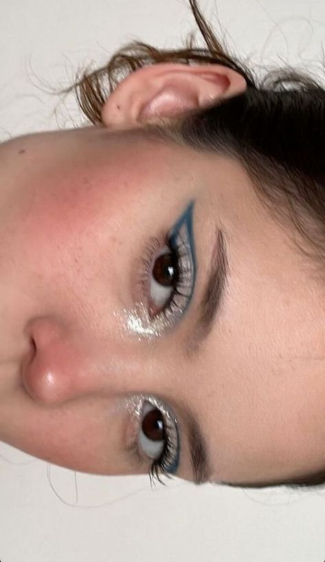 Prom Makeup No Foundation, Make Up For Concert, Colorful Liner Makeup, Cute Eye Makeup Looks, Make Up Concert, Findomme Tips, Fairy Eyeliner, Earthy Makeup, Unique Makeup Looks