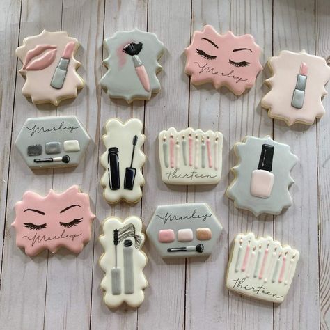 Spa Cookies, No Bake Sugar Cookies, Pastry Design, Sugar Cookie Royal Icing, Spa Birthday Parties, Funny Birthday Cakes, Graduation Cookies, Soft Sugar Cookies, Pretty Cookies