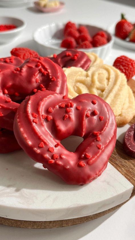 #EdibleGiftIdeas Danish Biscuits, Danish Cookies, Chocolate Dip, Cilantro Rice, Valentines Baking, Lime Rice, Valentine Desserts, Cute Baking, Easy Baking Recipes Desserts