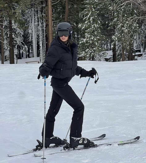 All Black Ski Outfit, Black Ski Outfit, Winter Sporty Outfits, Mode Au Ski, Ski Outfit For Women, Ski Vibes, Ski Fits, Ski Trip Outfit, Jumper And Jeans