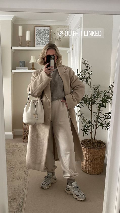 Outfit For Shopping, Sweatpants Outfit Ideas, Chic Office Outfit, Laura Byrnes, Sweatpants Outfit, Modern Trend, Rainy Day Outfit, Day Outfit, Office Outfits