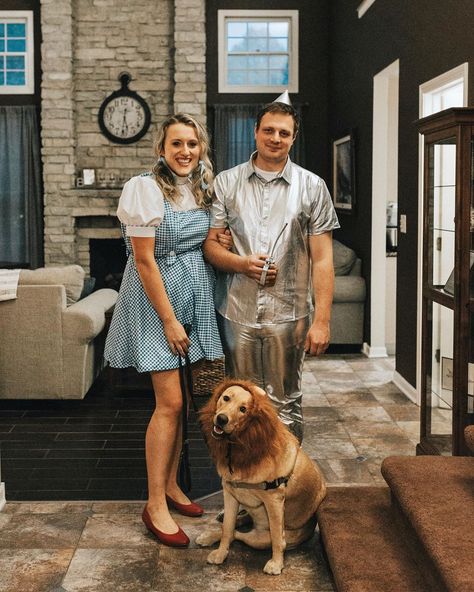 Dorothy, Tin man, and lion wizard of oz Halloween costume family with a dog Costume With Dog, Lion Wizard Of Oz, Halloween Costume Family, Wizard Of Oz Halloween, Oz Costume, Costume Family, Halloween Maze, Themed Halloween Costumes, 5 Best Friends