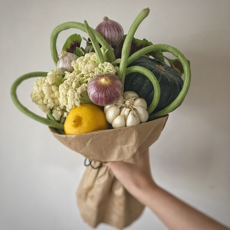 Vegetable Bouquet Diy, Weird Bouquet, Bouquet Vegetable, Vegetables Bouquet, Veggie Bouquet, Table Landscape, Vegetable Bouquet, Food Bouquet, Unique Floral Arrangements