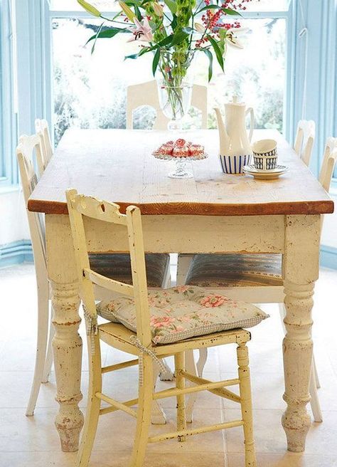 Love the shabby dining table in a sweet cream color. Cottage Kitchen Table, What Is Interior Design, Cottage Table, Cottage Style Kitchen, London Houses, Cottage Kitchens, French Country Cottage, Dining Table Design, Cottage Design