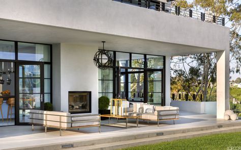 It's not easy to mix the relaxed California lifestyle with Art Deco glamour, but designer Alison Palevsky pulls it off with panache​. Back Porch Designs, Traditional Porch, Building A Porch, House With Porch, Porch Design, Outdoor Fireplace, Outdoor Rooms, Design Case, Outdoor Design