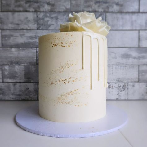 🤍 Simply beautiful 🤍 White drip cake with gold flecks and fresh roses on top. White Drip Cake, Gold Drip Cake, Cake With Gold, 50th Anniversary Cakes, Gold Drip, Drip Cake, Gold Flecks, Drip Cakes, Anniversary Cake