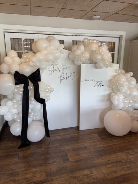 Black And White Bow Party Theme, Vogue Party Decoration, Coquette Black And White Party, Black And White Elegant Birthday Party, Banquet Themes Ideas, Black And White Bday Decor, Black Coquette Birthday Theme, Black And White Bday Theme, Black And White 30th Birthday Party