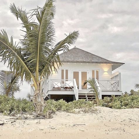 Beach Side House, Old Beach House, Aesthetic Beach House, Hawaii Beach House, Hawaiian House, House On The Beach, Beach House Aesthetic, Small Beach Houses, Drømme Liv