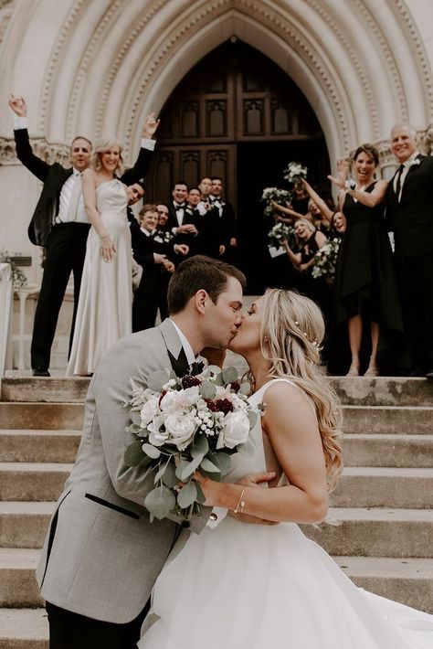 Bride And Groom Family Pictures, Silly Wedding Photos, Family Wedding Pictures, Groom Pics, Church Wedding Photos, Wedding Group Photos, Photographer Ideas, Courthouse Wedding Photos, Wedding Parties Pictures